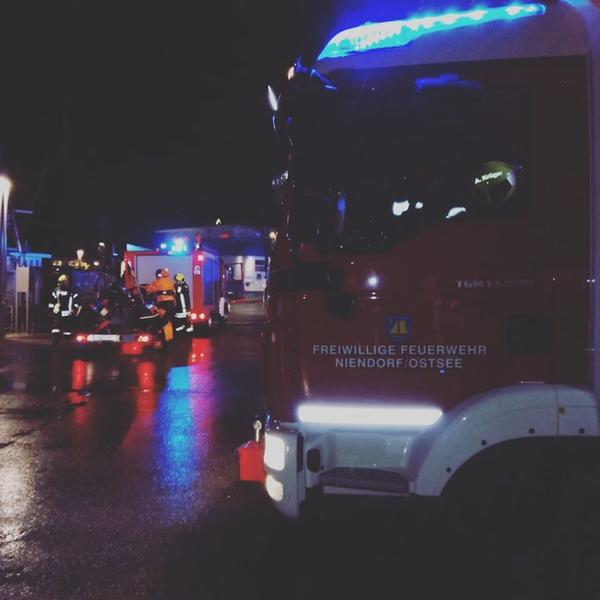 HLF und TSFW mit Schlauchboot im Dunkeln