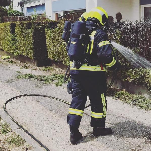 Atemschutztr�ger l�schen Heckenbrand