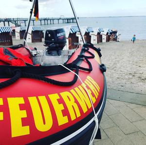 Schlauchboot am Strand