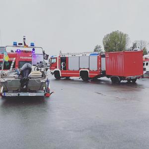 HLF am Hafen mit &Ouml;lwehrcontainer