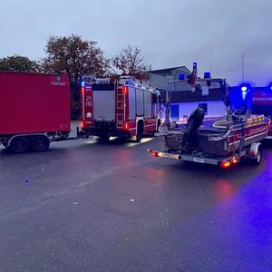 HLF mit &Ouml;lwehrcontainer am Hafen